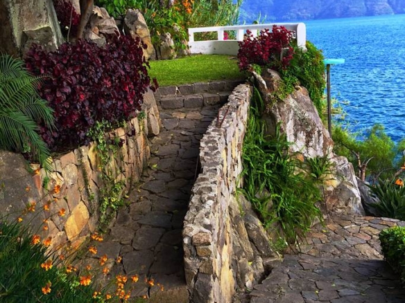 Lakefront villa for rent in San Antonio Palopo, thermal waters, amazing views