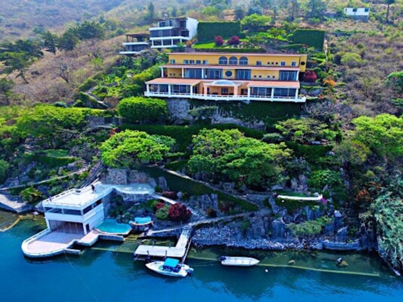 Lakefront villa for rent in San Antonio Palopo, thermal waters, amazing views