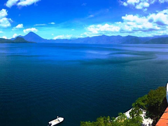 Lakefront villa for rent in San Antonio Palopo, thermal waters, amazing views