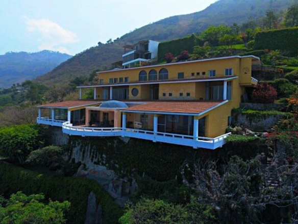 Lakefront villa for rent in San Antonio Palopo, thermal waters, amazing views