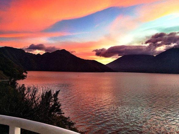Lakefront villa for rent in San Antonio Palopo, thermal waters, amazing views